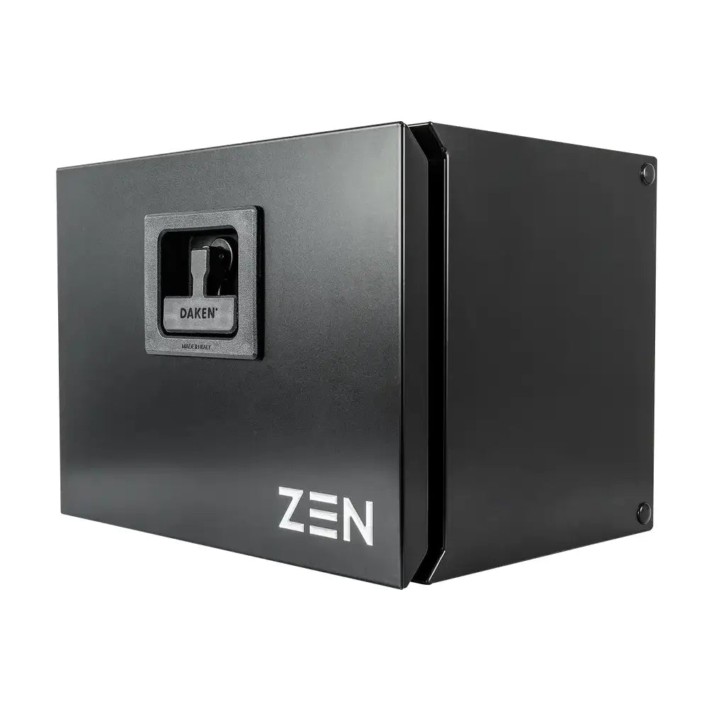 Verktøykasse ZEN31, sort metallboks fra skrå vinkel med håndtak, frontlås og hvit ZEN-logo nederst.