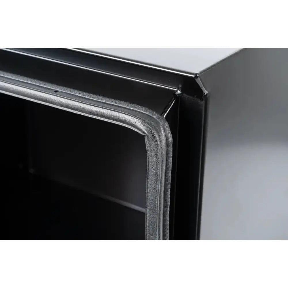 Verktøykasse Daken ZEN31, nærbilde av svart metallramme med gummipakning og tetningslist i hjørnet.