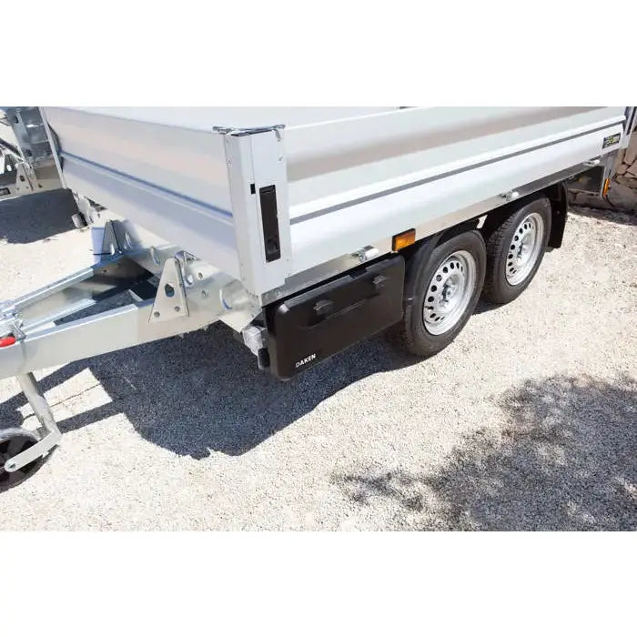 Verktøykasse med håndtak, sort modell montert under tilhengerens plan, tydelig synlig fra siden utendørs.