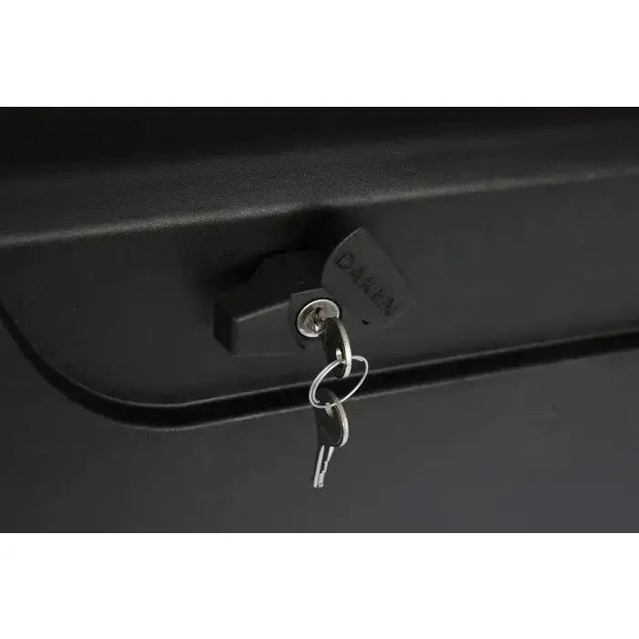 Verktøykasse med håndtak, nærbilde av svart lås med nøkkel merket "DAKAR" i plastdeksel.