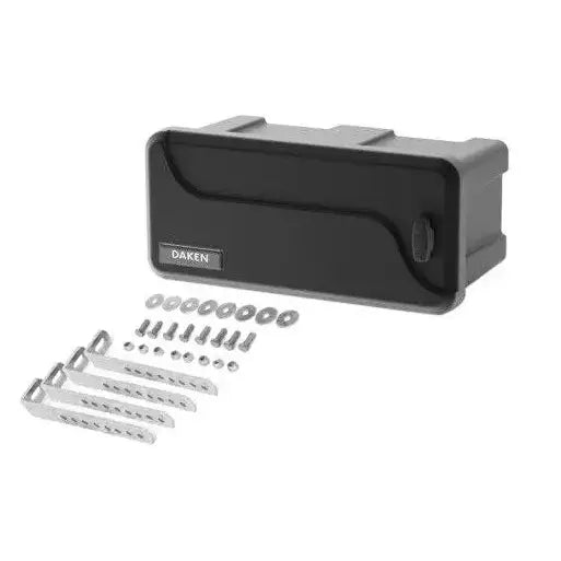 Verktøykasse med håndtak, svart plast, skrå frontvisning med monteringsbraketter og festeskruer ved siden av.