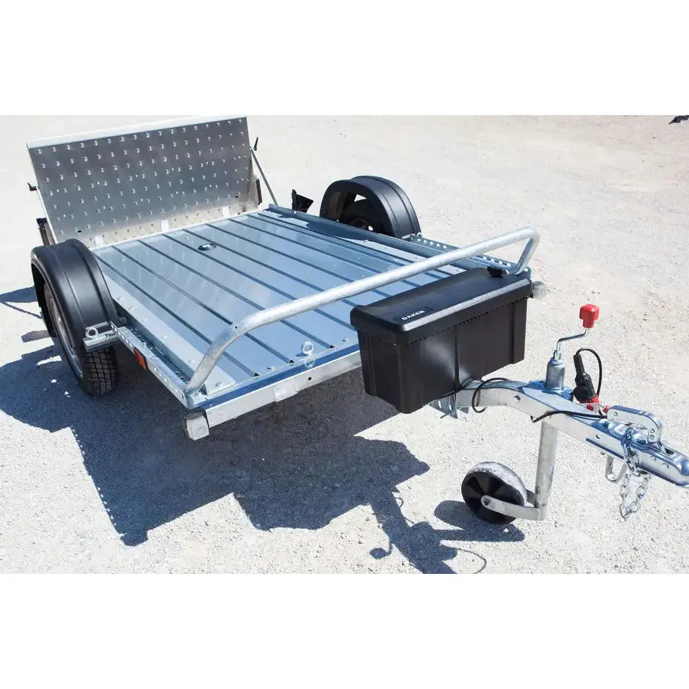 Verktøykasse med håndtak montert på sølvfarget tilhenger, bakluke åpen og støttehjul synlig.