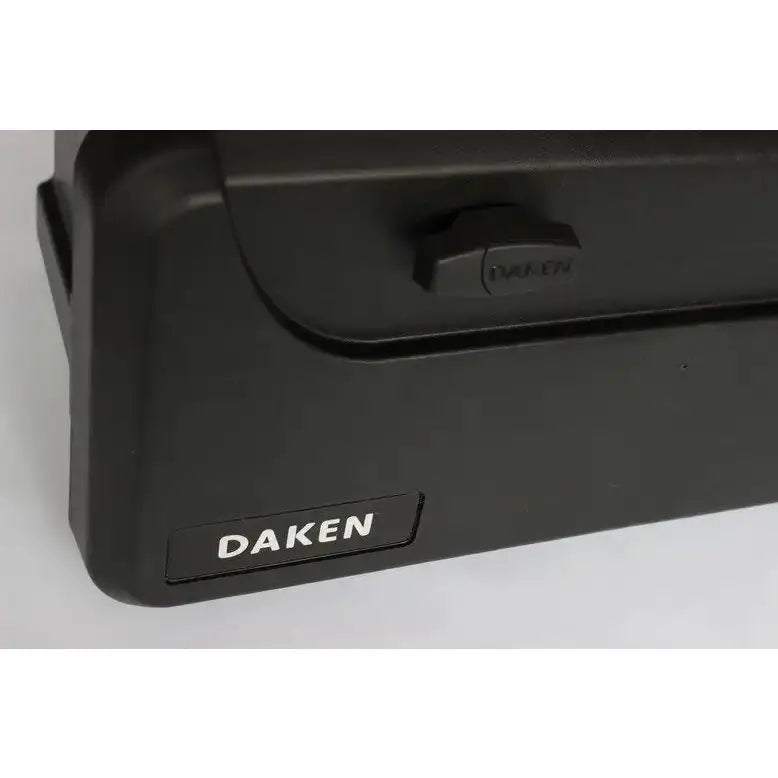 Verktøykasse Daken Blackit 750, sidevisning med tydelig logo og solid håndtak på lokket i sort plast.