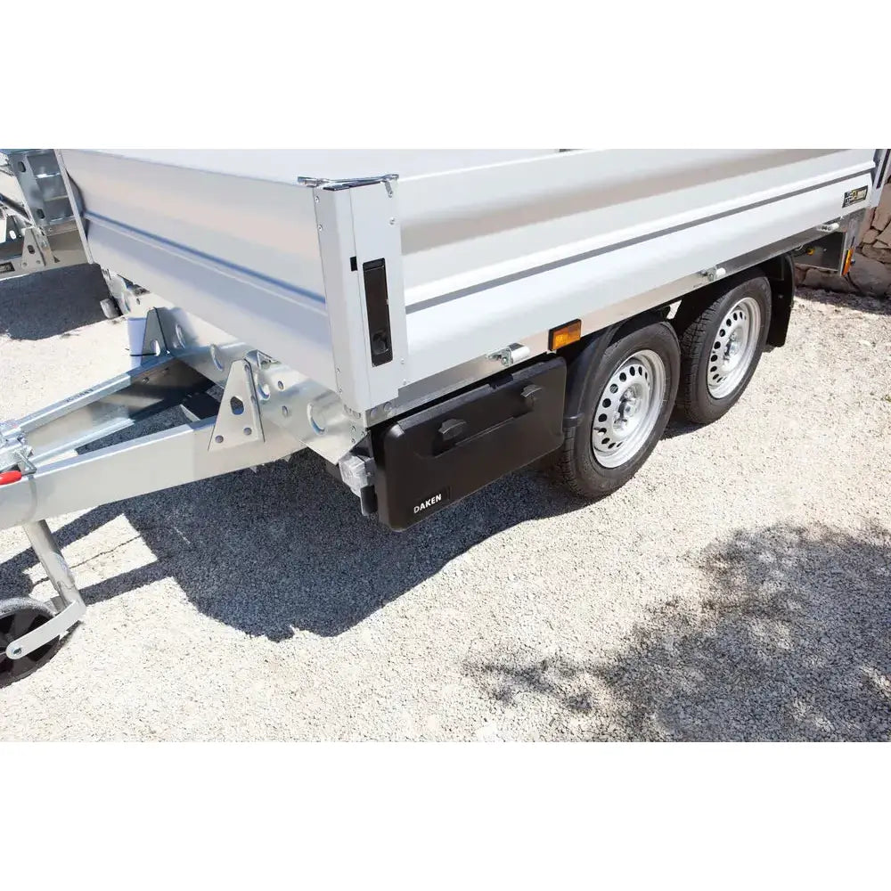 Verktøykasse med håndtak Daken Blackit 750 montert på tilhengerens side foran doble hjul, på grusunderlag.