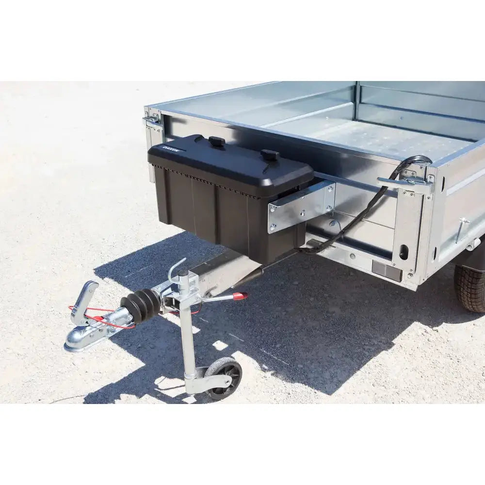 Verktøykasse med håndtak, svart plastboks montert foran på galvanisert tilhenger, sidevisning.