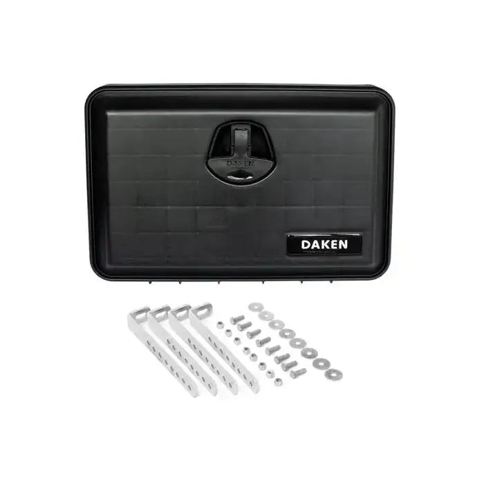 Verktøykasse med håndtak, sort plastboks med låsemekanisme, DAKEN-logo og monteringssett foran.