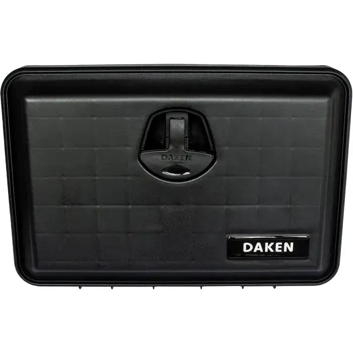 Verktøykasse med håndtak, sort plastboks sett forfra med DAKEN-logo nederst til høyre på lokket.