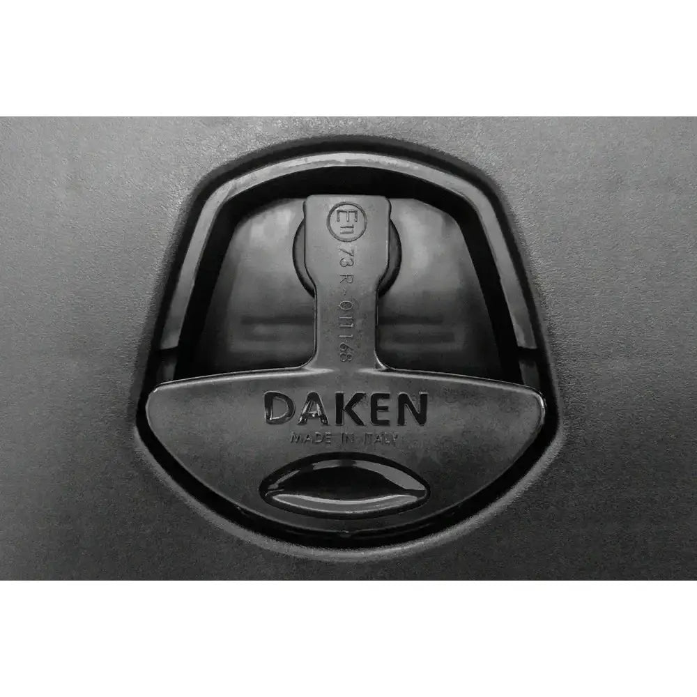 Verktøykasse Just 500, nærbilde av sort plastlås med DAKEN-logo og matt tekstur.