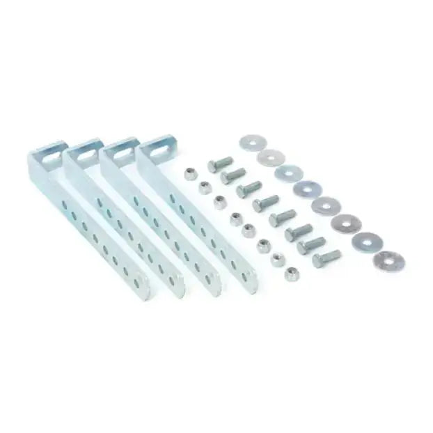 Fire metallbraketter med forhåndsborede hull, pluss bolter, muttere og skiver, arrangert på hvit bakgrunn.