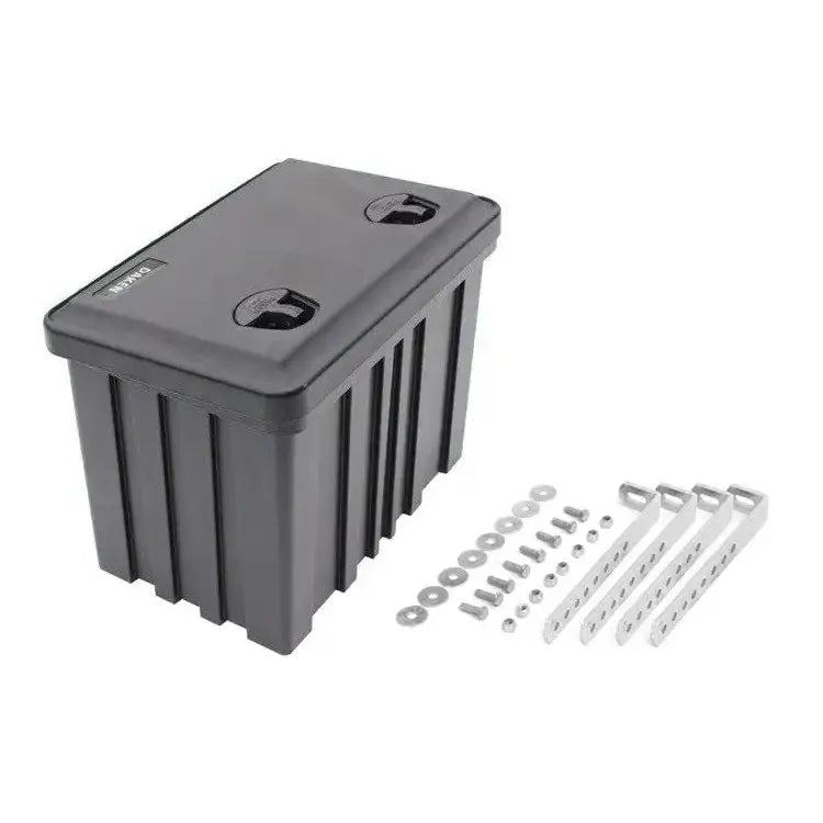 Verktøykasse med håndtak, sort plast med lokk og låsehåndtak, monteringsbraketter og skruer ved siden av.
