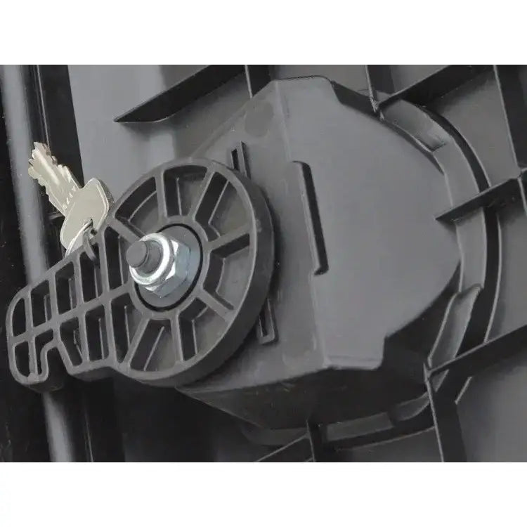 Verktøykasse med håndtak, detaljert nærbilde av lås med nøkkelhull, metallbolt og to sølvnøkler.