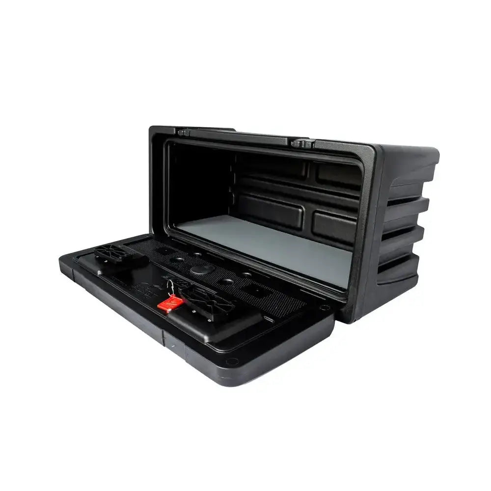 Verktøykasse med håndtak, åpent lokk viser innvendige ventilasjonsåpninger og rød låseplombering.