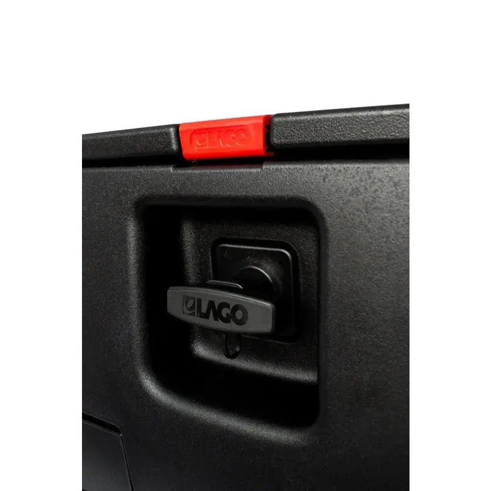 Verktøykasse med håndtak, nærbilde av sort plastlås med LAGO-logo og rød detalj ved lokket.