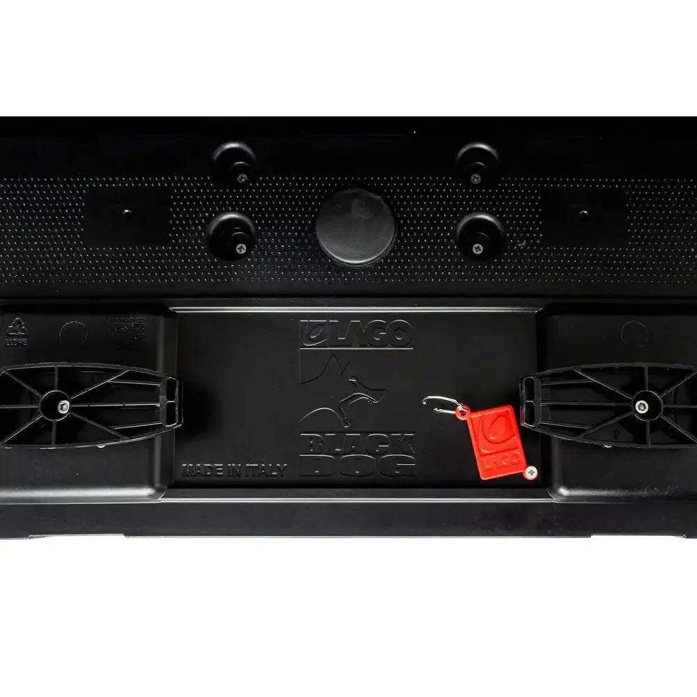 Verktøykasse Lago Black, sett ovenfra med preget logo, svarte fester og rød nøkkelbrikke på lokket.