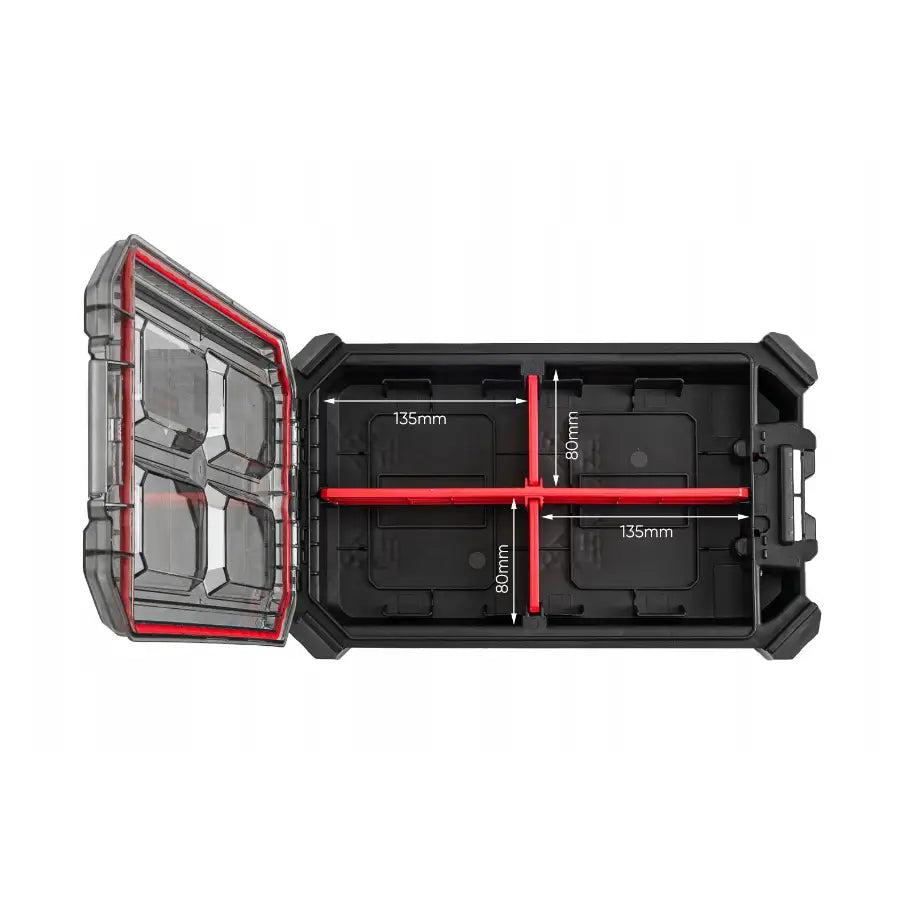 Verktøykasse med hjulmodul sett ovenfra, åpent lokk, røde skillevegger og tydelige målangivelser.