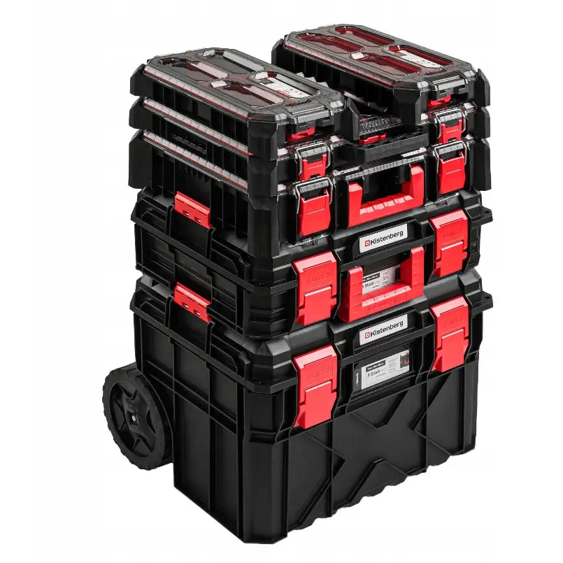 Verktøykasse med hjulmodul fra Kistenberg, stablebar sort plast med røde klips, store hjul til venstre.