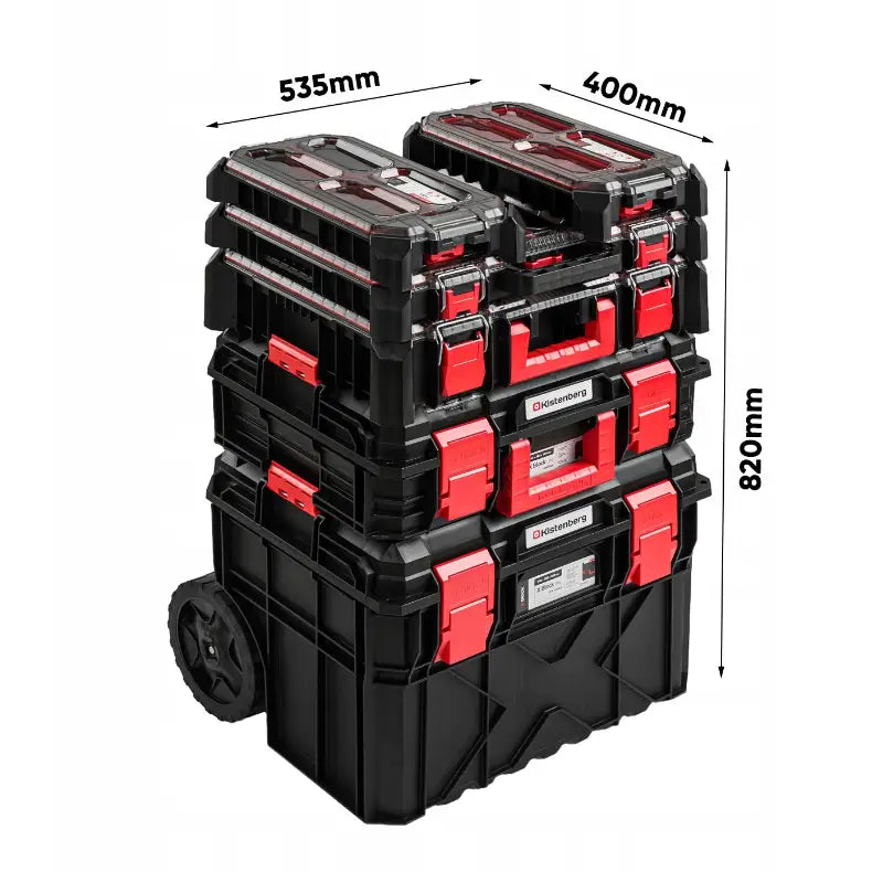 Verktøykasse med hjulmodul, fire stablede seksjoner med røde låser, sett fra hjørnet med synlige mål.