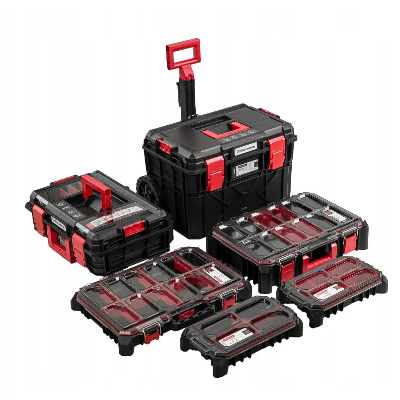 Verktøykasse med hjulmodul fra Kistenberg, skråvisning som fremhever røde detaljer og gjennomsiktige lokk på boksene.