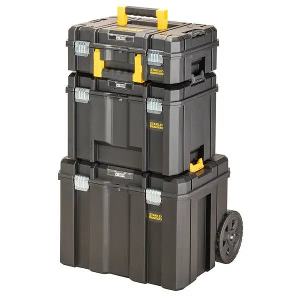 Verktøykasse med organizer på hjul, tre stablede sorte kasser med gule detaljer og bærehåndtak, skrå vinkel.