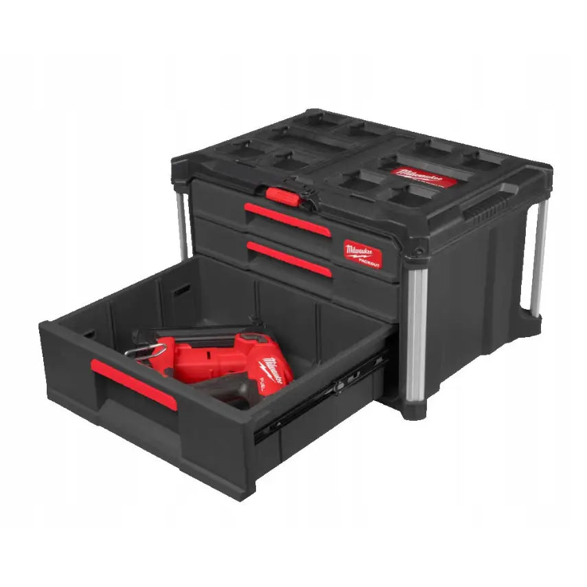Verktøykasse fra Milwaukee Packout med uttrekt skuff, røde håndtak og elektroverktøy synlig i boksen.