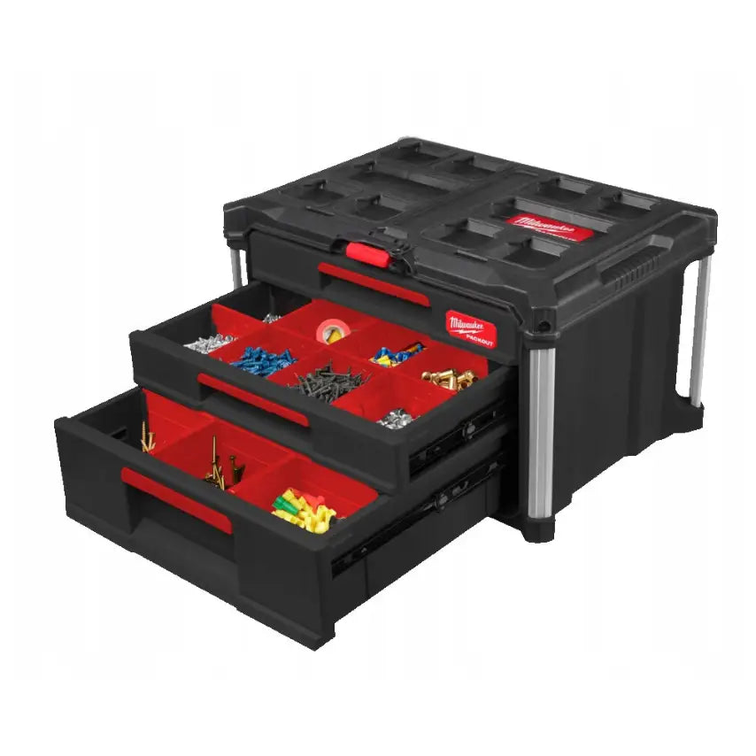 Verktøykasse fra Milwaukee Packout, tre skuffer åpne med røde rom fylt av skruer og smådeler, skrå forfra.