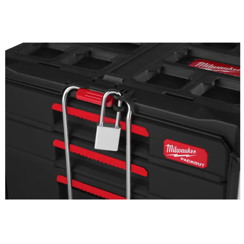 Verktøykasse med skuffer fra Milwaukee Packout, frontvisning med hengelås, bøyle og tydelige logo- og designdetaljer.