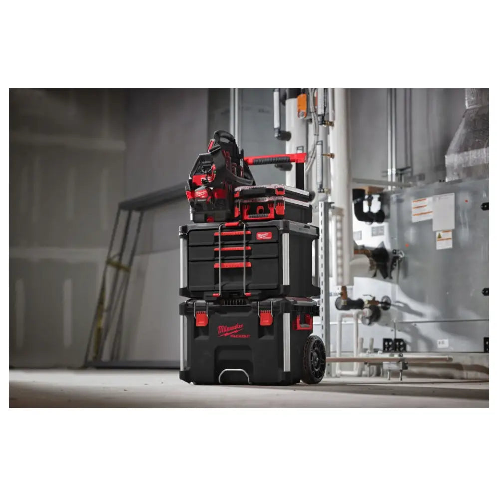Verktøykasse med skuffer fra Milwaukee Packout, stablet med hjul, røde detaljer og bærehåndtak i industrilokale.