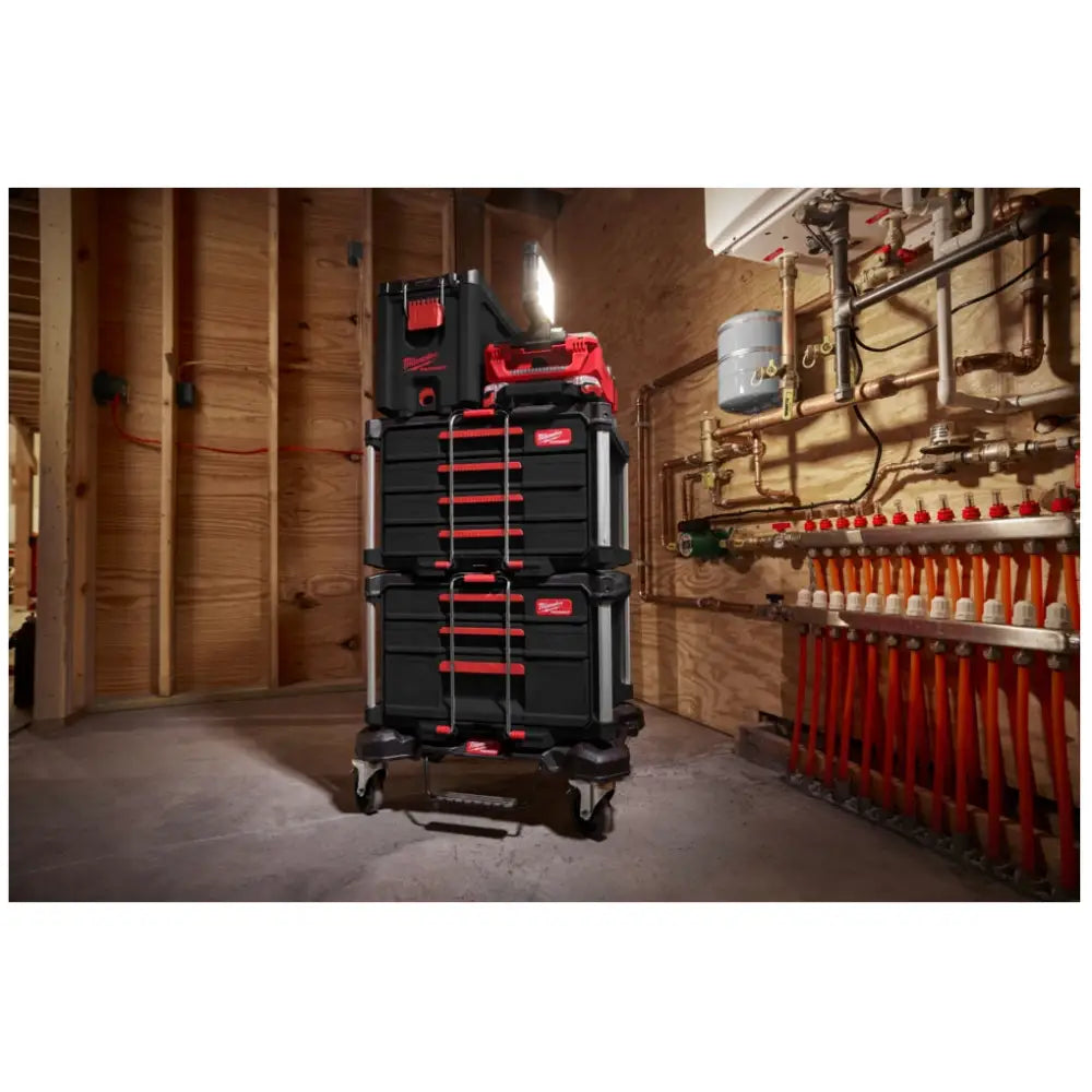 Verktøykasse med skuffer fra Milwaukee Packout, frontvisning med røde detaljer og robuste hjul i teknisk rom.