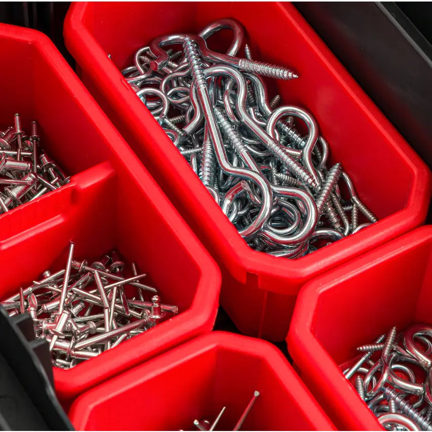 Fire røde plastbokser fra verktøykasse, sett ovenfra med sorterte metallskruer og beslag i nærbilde.