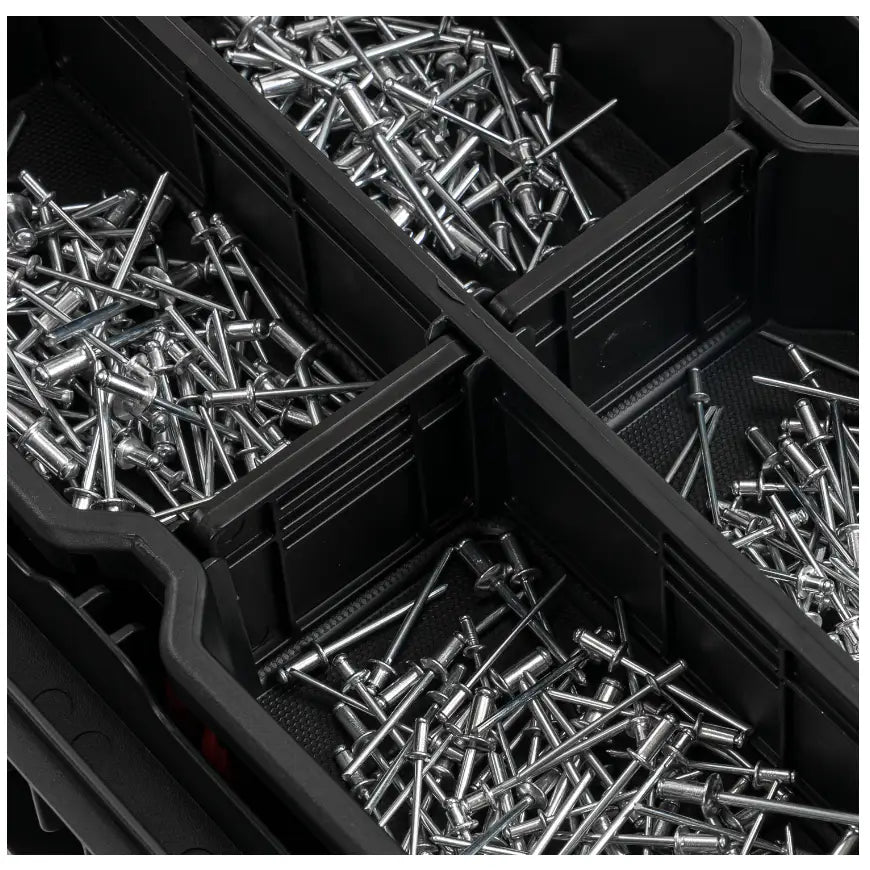 Sort Kistenberg verktøykasse, nærbilde ovenfra av fire rom fylt med sølvfargede nagler og popnagler.