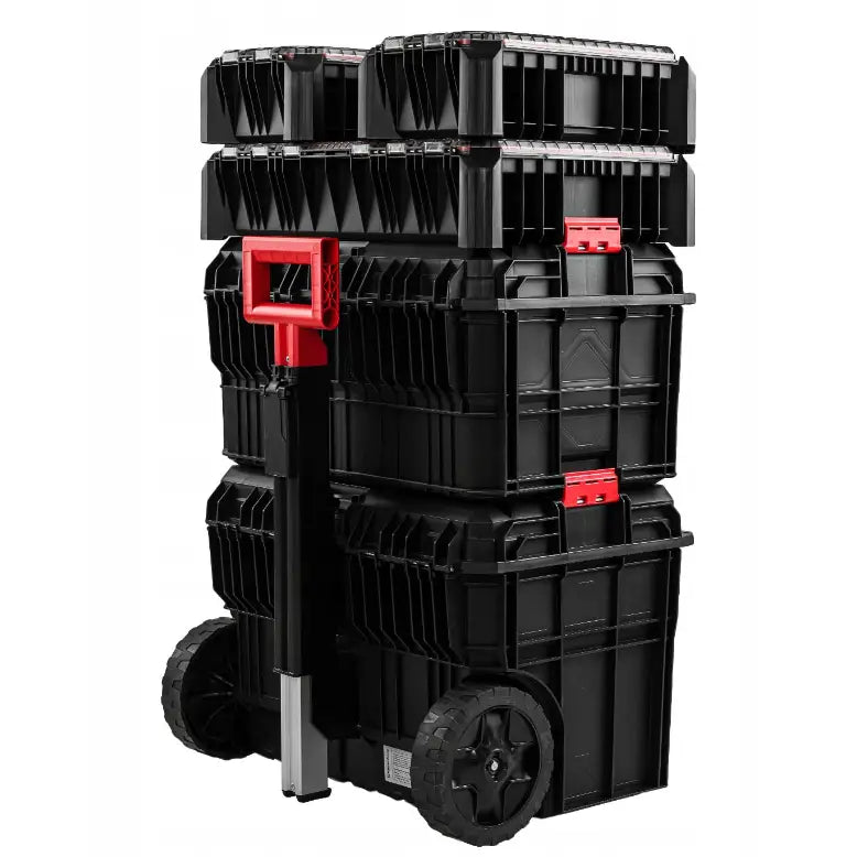 Verktøykasse på hjul fra Kistenberg, fire svarte moduler stablet på tralle med rødt håndtak, sidevisning.