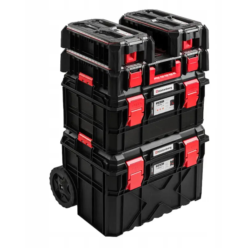 Verktøykasse på hjul Kistenberg, tre stablede svarte moduler med røde detaljer og hjul, skrå vinkel.