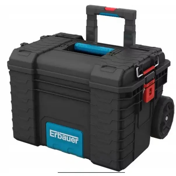 Verktøykasse på hjul i sort hardplast, skråvisning med blå detaljer, rødt lås og teleskophåndtak.