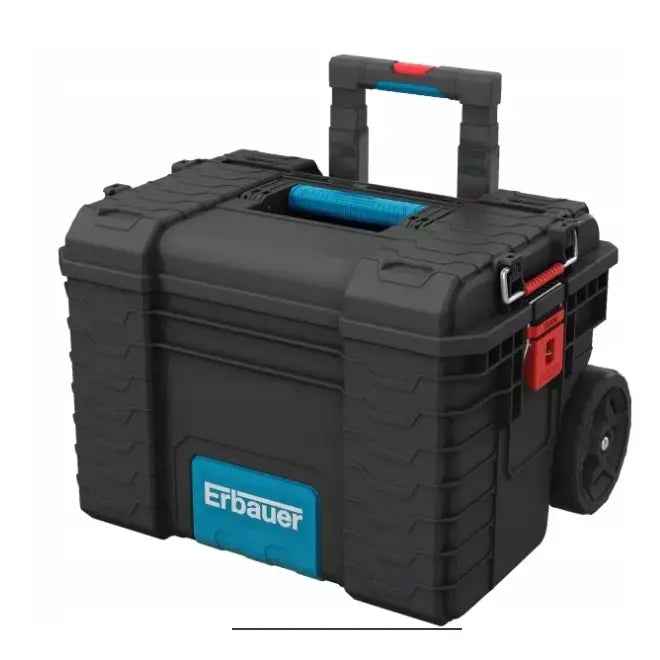 Verktøykasse på hjul i sort hardplast, skrå vinkel viser blå og røde detaljer samt metallspenne på siden.