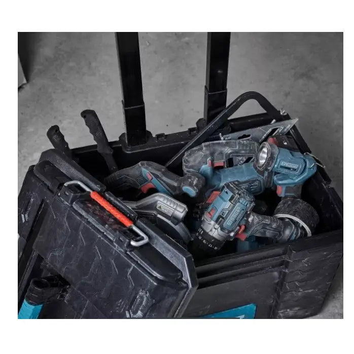 Verktøykasse på hjul sett ovenfra, åpen med blå og svarte elektroverktøy og tilbehør organisert inni.