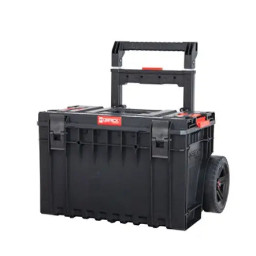 Verktøykasse Qbrick One Cart, sort med røde detaljer, store hjul og teleskophåndtak sett fra skrå front.