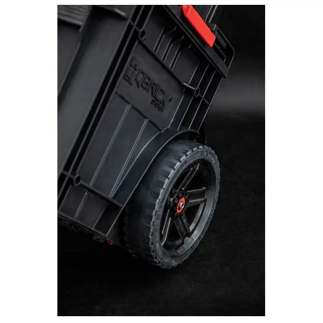 Verktøykasse Qbrick One Cart 20, side- og bunnvisning med røde detaljer, solide hjul og strukturert lokk.