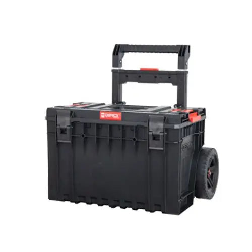 Verktøykasse Qbrick One Cart 20, skrå forsidevisning med røde låsedetaljer, teleskophåndtak og hjul.