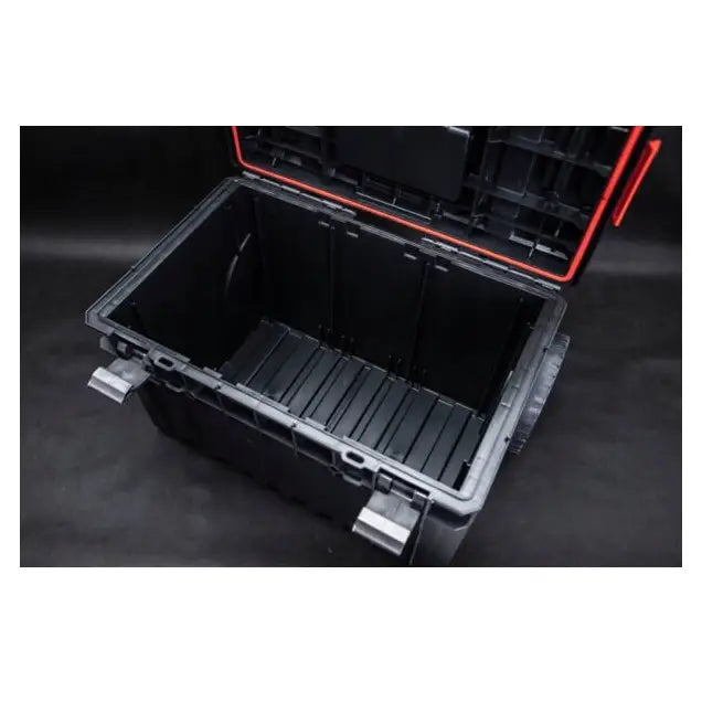 Verktøykasse Qbrick One Cart 20, åpent lokk med rød gummipakning og solide låseklips sett i vinkel ovenfra.