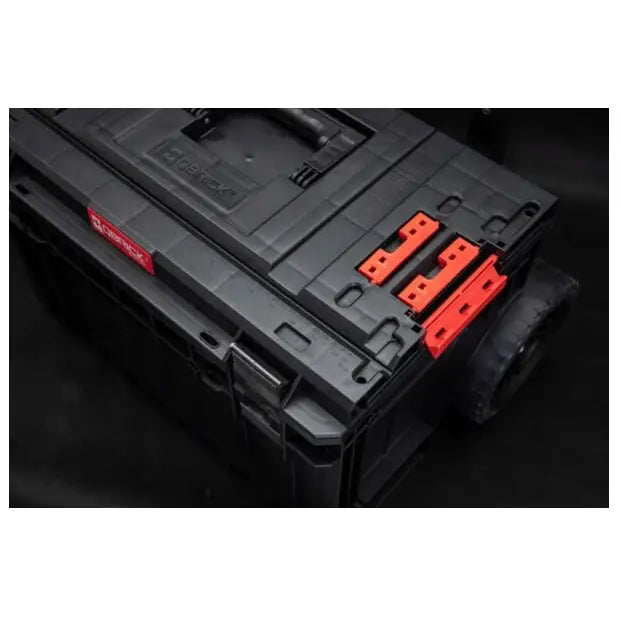 Verktøykasse Qbrick One Cart 20, skrå oversiktsvinkel som viser oransje beslag og hjul på høyre side.