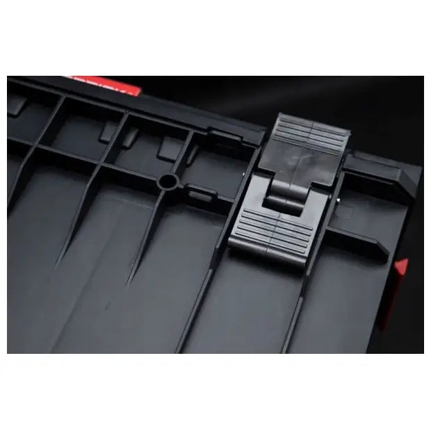 Verktøykasse Qbrick One Cart 20, nærbilde av sort plastlås med tydelig rillestruktur og synlig hengsel.