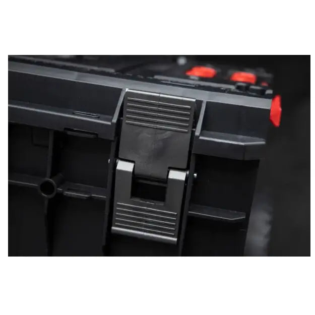 Verktøykasse Qbrick One Cart, nærbilde av sort plastlås med rillede detaljer på hjørnet.