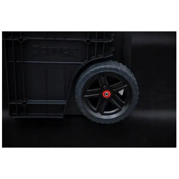 Verktøykasse Qbrick One Cart 20, nærbilde av robust plasthjul med rød detalj festet til sort kasse.