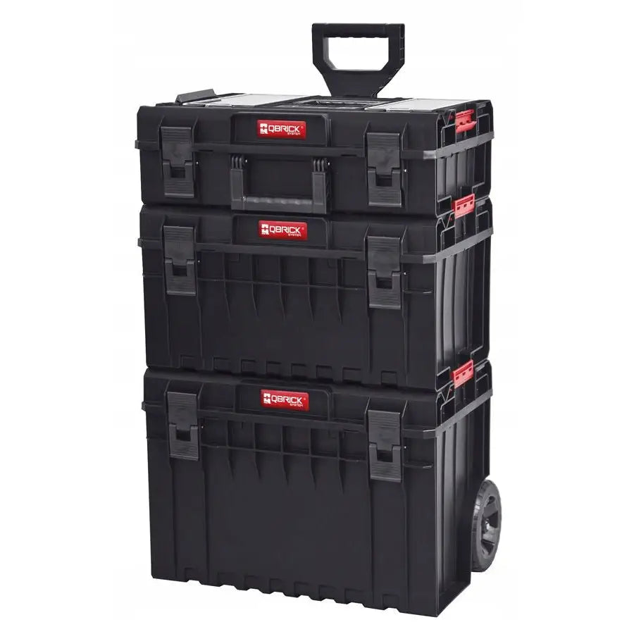 Verktøykasse Qbrick System Tekniker Sett 2, tre stablede seksjoner med røde detaljer, sett skrått forfra.