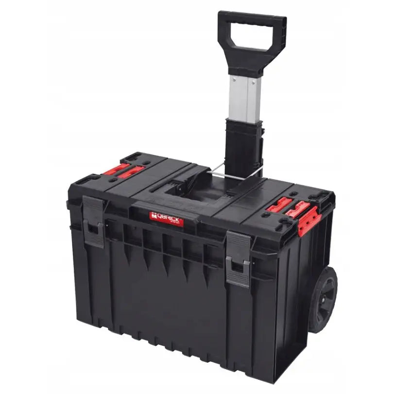 Verktøykasse Qbrick System Tekniker Sett 2, skrå frontvisning med røde lokkdetaljer og robuste hjul.