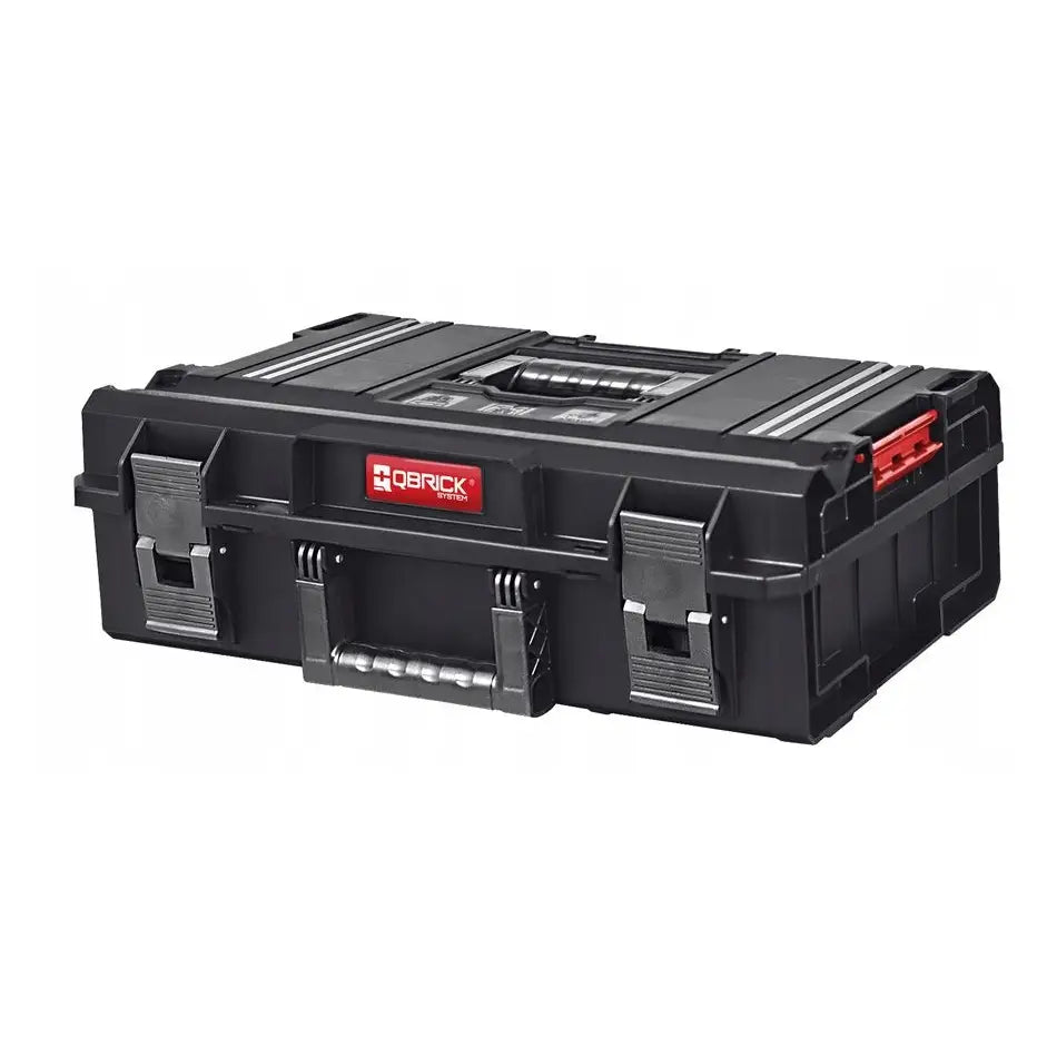 Verktøykasse Qbrick System Tekniker Sett 2, skråvisning med metallspenner, bærehåndtak og rød logodetalj.