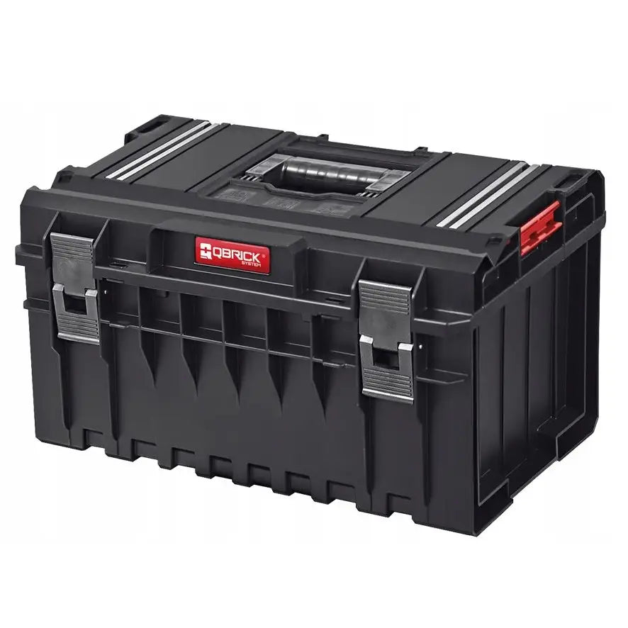 Verktøykasse Qbrick System Tekniker Sett 2, skrå forfra med metallspenner og røde lokkdetaljer.