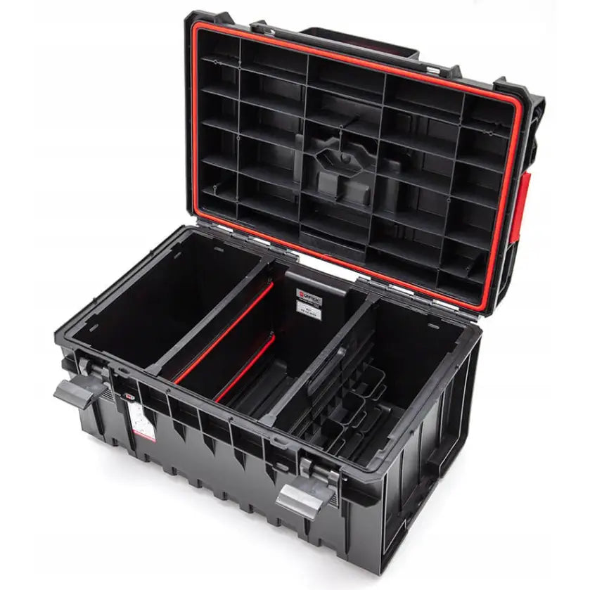 Verktøykasse Qbrick System Tekniker Sett 2, åpent lokk viser romdelere og rød pakning fra skrå vinkel.