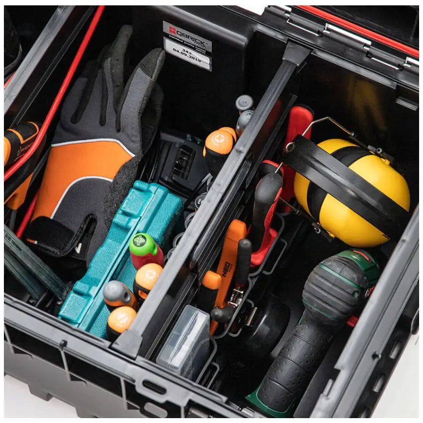 Verktøykasse Qbrick System Tekniker Sett 2, oversiktsbilde med sortert verktøy og tilbehør i rominndelte seksjoner.