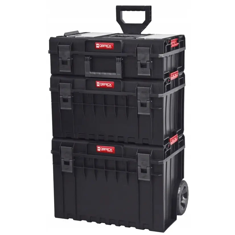 Verktøykasse Qbrick System Tekniker Sett 2, tre svarte kasser med hjul og røde låser, stablet skrått forfra.